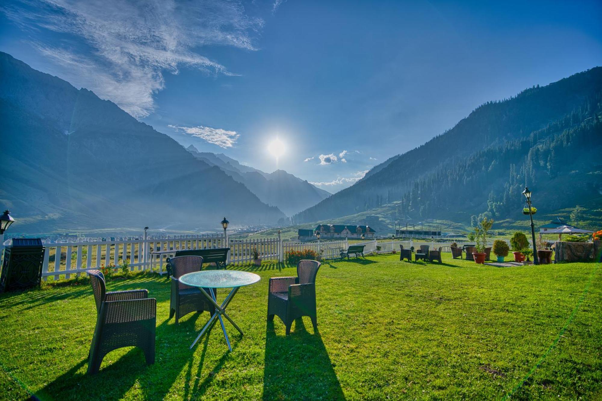 Golden Meadows Hotels & Resorts Sonāmarg Екстериор снимка
